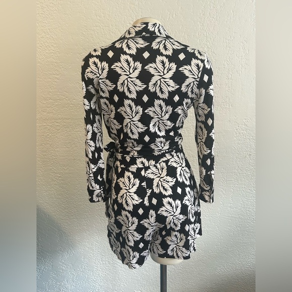 DVF Celeste black / white floral 100% silk belted Romper Sz 4 - Picture 4 of 11